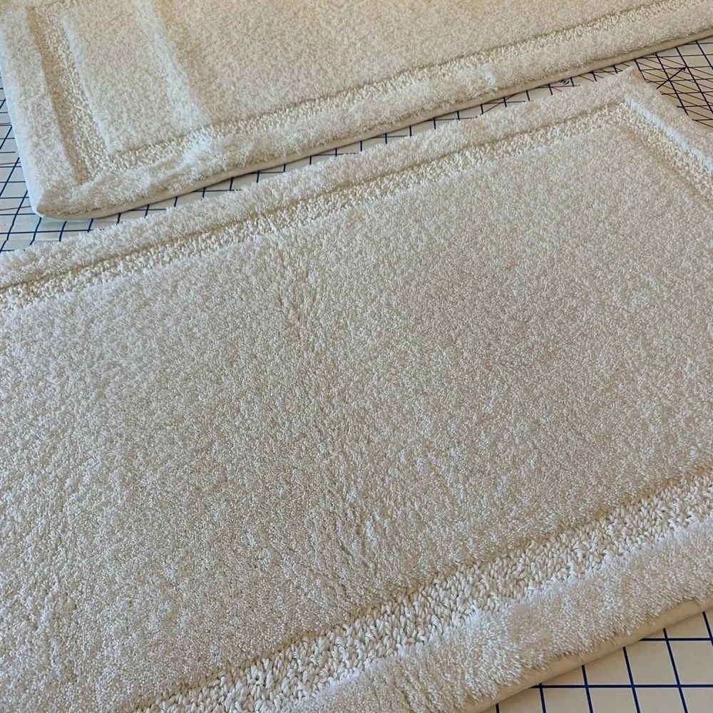 Luxurious White Bath Mat Set